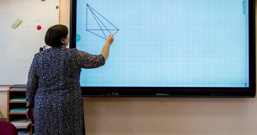 В России захотели выровнять зарплаты учителей
