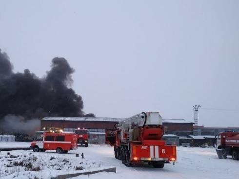 Крупный пожар на складе с покрышками в Свердловской области потушен