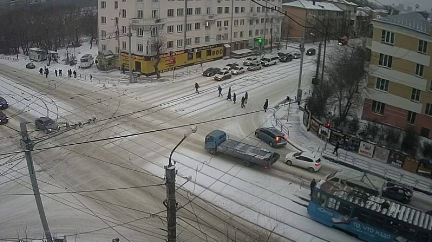 Вылет маршрутки на остановку в Челябинске попал на видео