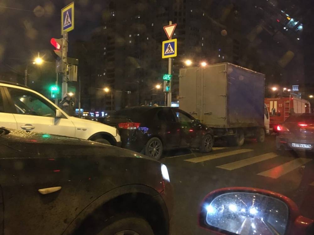 Появилось видео с места ДТП на пересечении Богатырского и Коломяжского в Петербурге