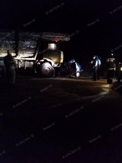 Водитель Lada погиб в ДТП с грузовиком на кузбасской трассе