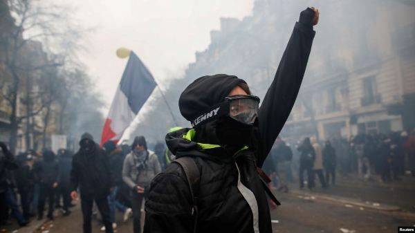 «Чёрный четверг» во Франции: уличные столкновения и транспортный коллапс