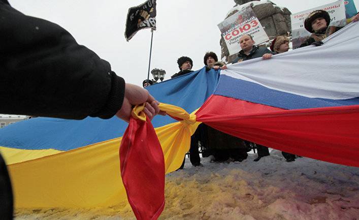 The Washington Post (США): двое влюбленных сфотографировались, накинув на плечи флаги своих стран — российский и украинский. И как на это отреагировали соцсети