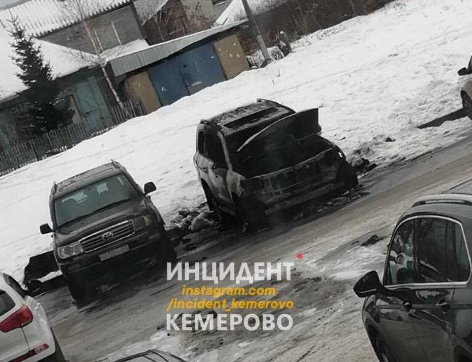 Появилось фото с места пожара в двух Toyota Land Cruiser в Кемерове
