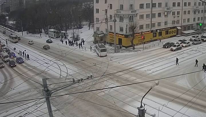 Пострадавший в коме: в Челябинске маршрутка вылетела на тротуар и сбила пешехода