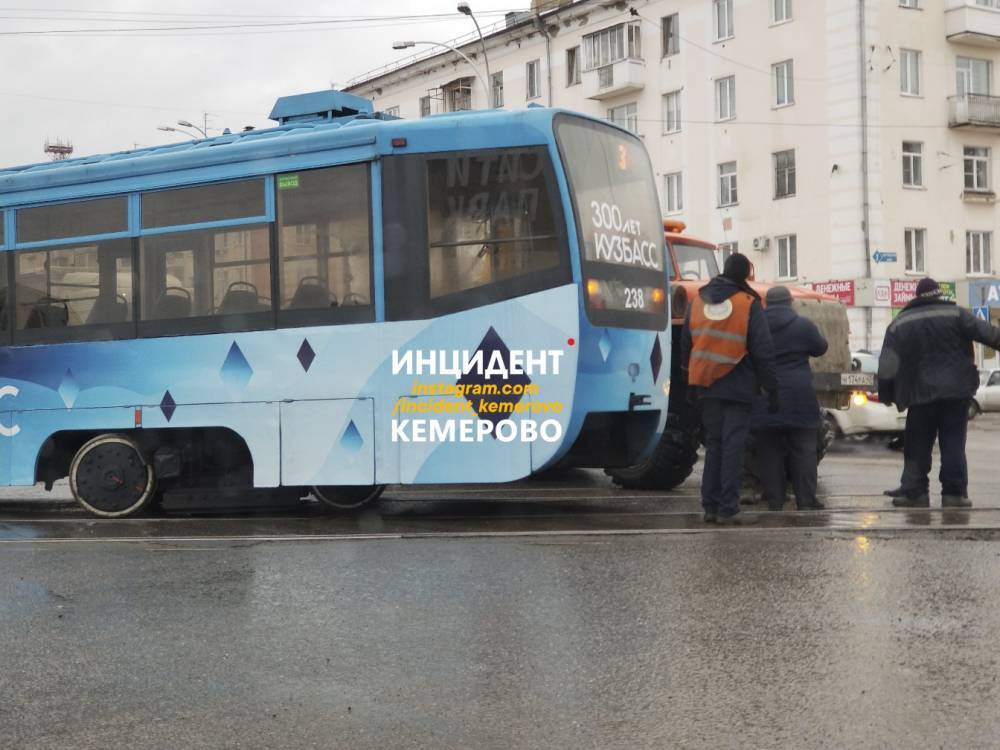 В Кемерове московский трамвай сошёл с рельсов