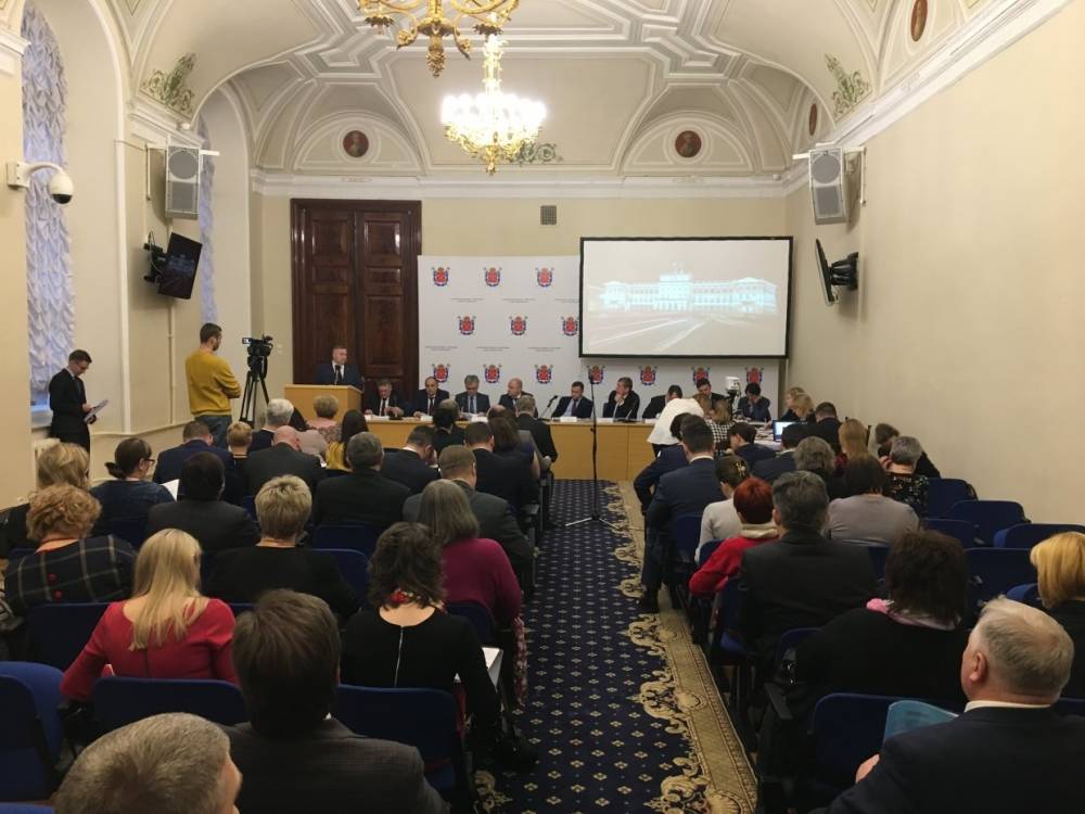 В Петербурге предложили не депортировать иностранцев, на день просрочивших выезд из России