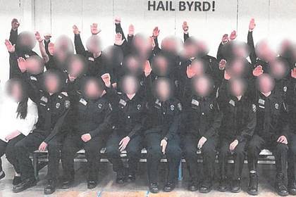 Десятки тюремных надзирателей уволят после фото с нацистским приветствием в США