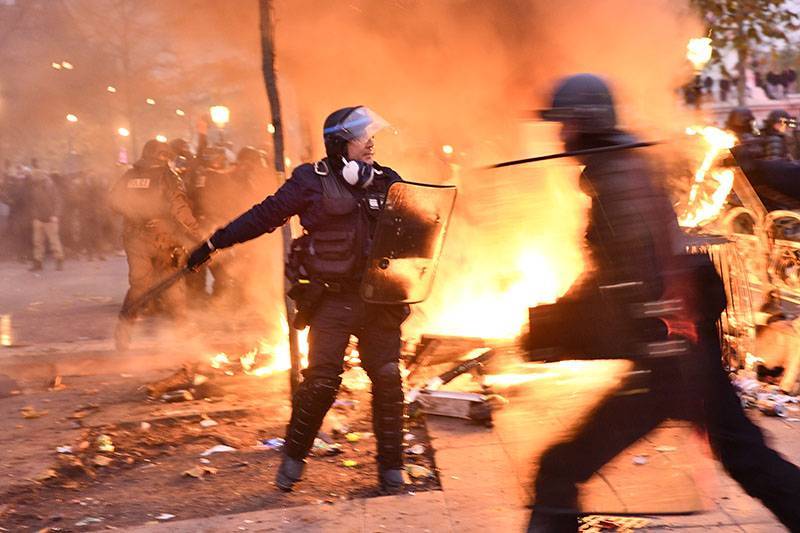 Крупнейшая забастовка во Франции: видео из охваченного огнем Парижа