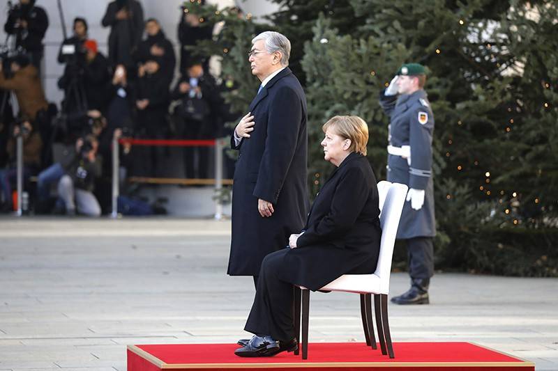 Меркель не смогла встать со стула на переговорах