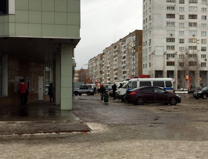 «Всех эвакуируют»: в Кемерове оцепили крупный торговый центр