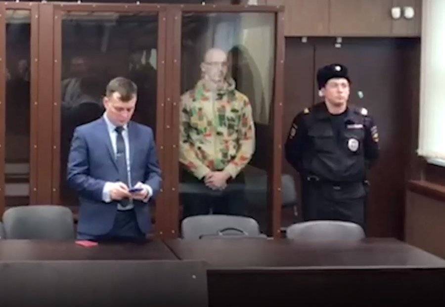 Участника акции 27 июля Новикова оштрафовали за удар полицейского бутылкой