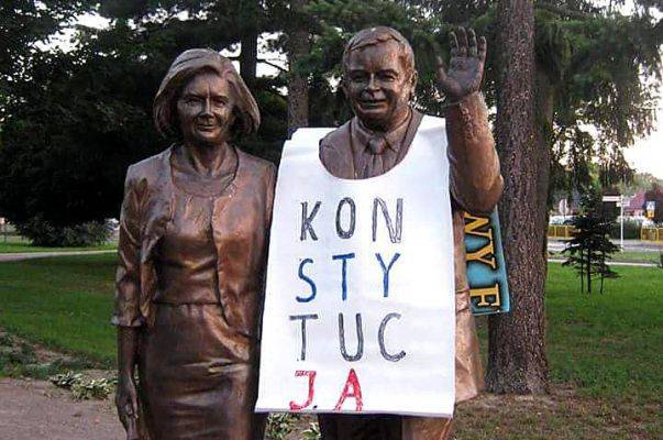 Суд не счёл оскорблением майку на статуе экс-президента Польши Качиньского