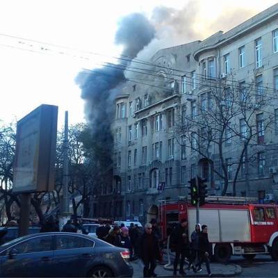 Спасатели вторые сутки разбирают завалы после пожара в здании Одесского колледжа