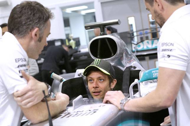 Валентино Росси прошёл подгонку сиденья в Mercedes