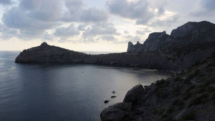 Турист сорвался со скалы в Крыму и разбился насмерть