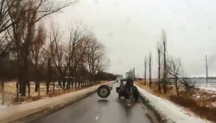 Отвалившееся от трактора колесо устроило аварию в Белгородской области. Видео
