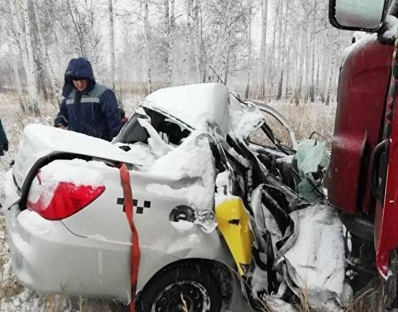В Челябинской области в снегопад водитель «Яндекс.Такси» влетела в фуру и погибла
