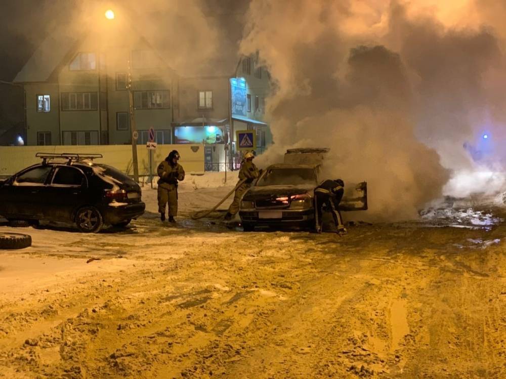 Появилось новое видео горящей иномарки в Сыктывкаре