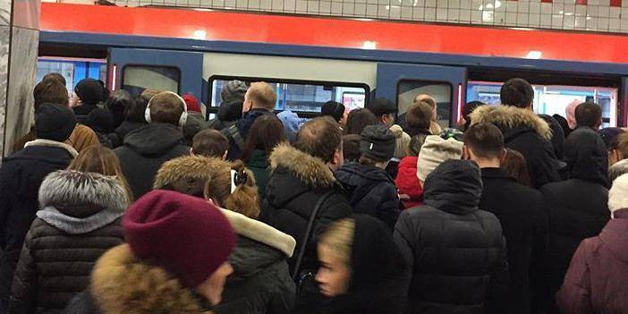 Пассажиры фиолетовой ветки метро в день два раза поминают Собянина недобрыми словами