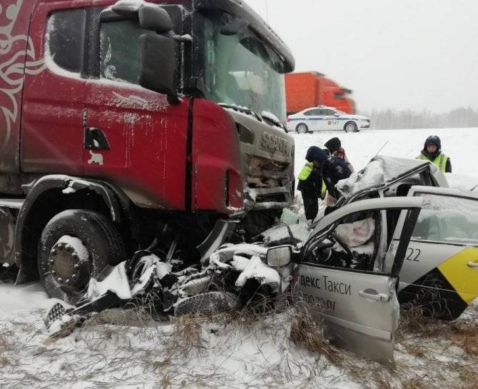 Женщина погибла в ДТП с грузовиком под Челябинском
