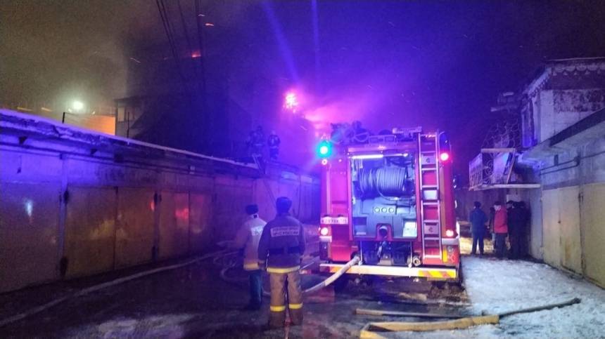 Спасатели тушат пожар в Екатеринбурге на площади в 1200 квадратов