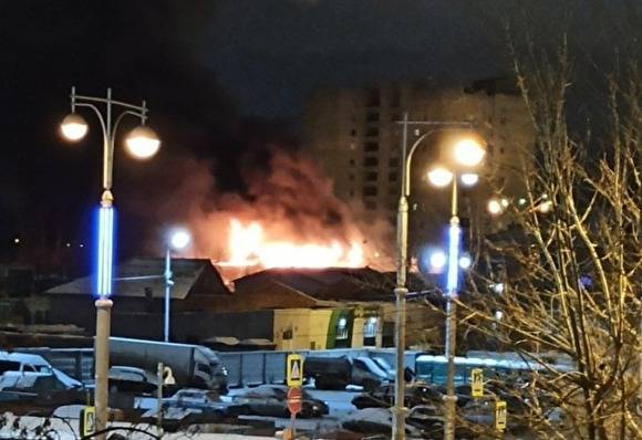 В Екатеринбурге — крупный пожар возле Ивановского кладбища