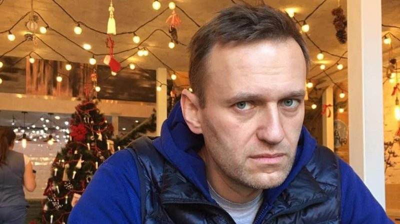 Разговорившийся перед зданием суда Навальный замолчал после вопроса о встрече с Рашкиным