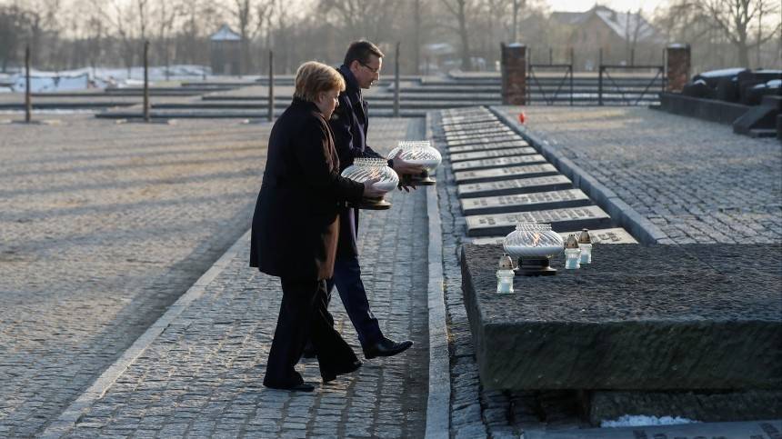 Меркель впервые посетила Освенцим за четыре срока на посту канцлера ФРГ