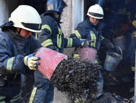 Тела еще двух жертв пожара в Одесском колледже достали из-под завалов