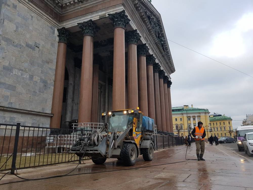 На улицах Петербурга заработали поливальные машины