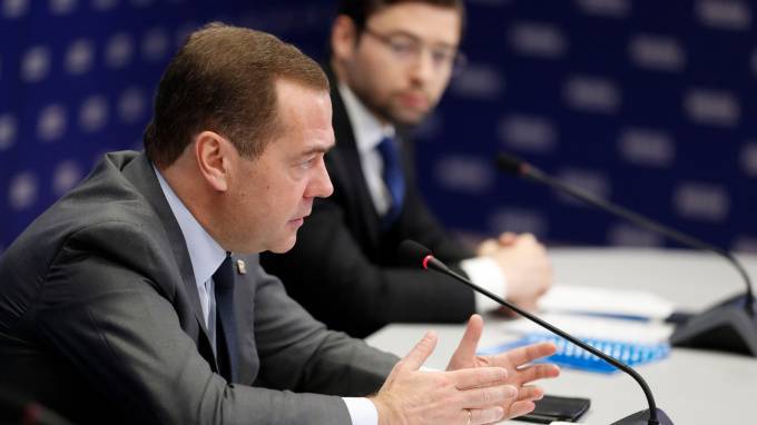 Медведев рассказал об эксперименте по цифровизации трудовых документов
