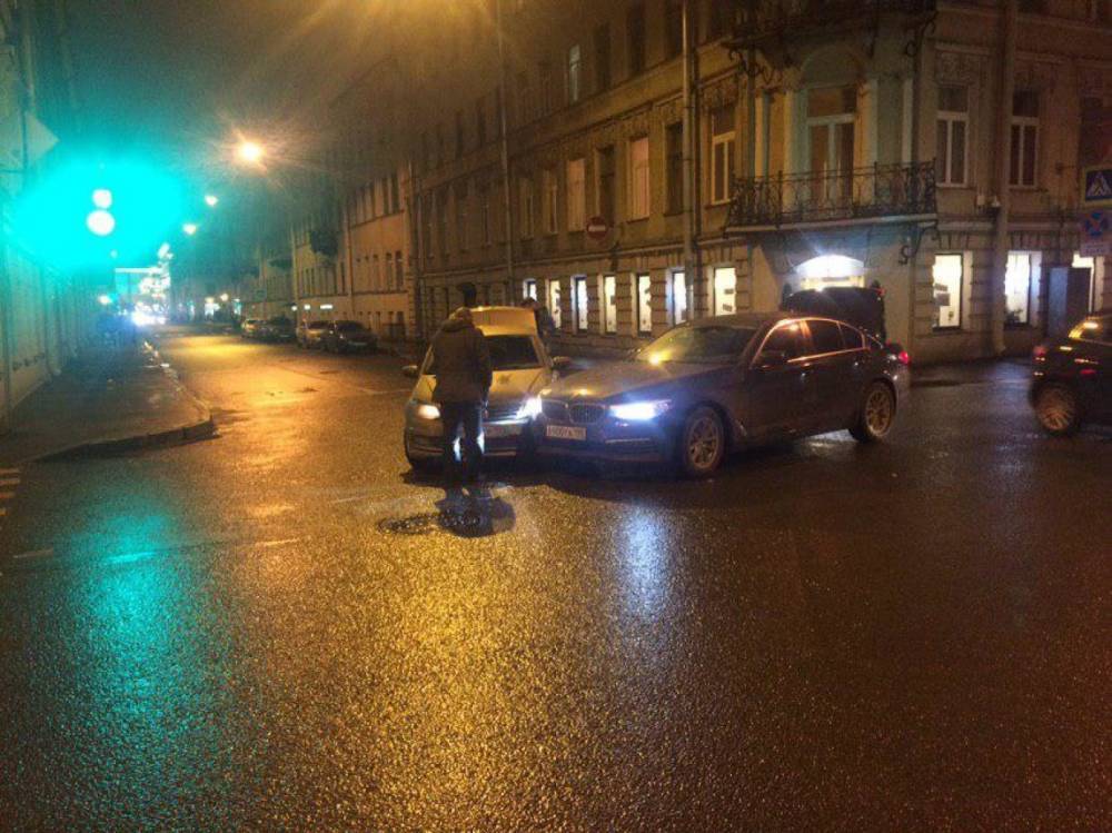 Перекресток Гривцова и Казанской не поделили BMW и такси Gett