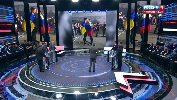 Любовь выше политики: парочка на концерте укрылась российско-украинскими флагами