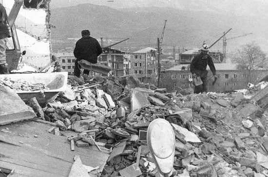 Землетрясение в Армении унесло жизни 25 тысяч человек