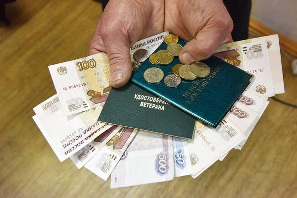 Российский пенсионер получил часть пенсии печеньем