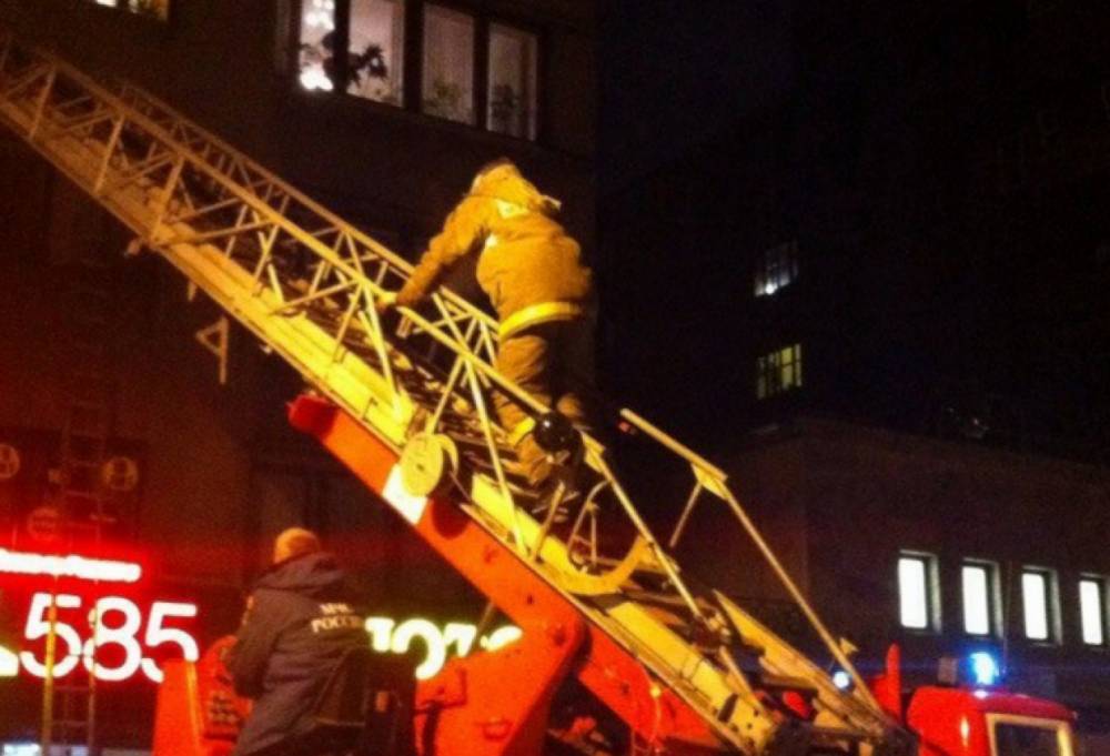 В Сертолово два «квадрата» горящей квартиры пожарные тушили более получаса