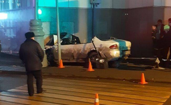 В Москве легковушка насмерть сбила трех человек и врезалась в станцию метро