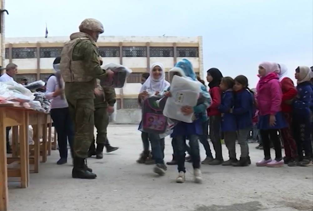 Российские военные привезли подарки сирийским школьникам