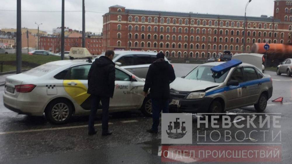 Таксист и полицейский лоб в лоб столкнулись в центре Петербурга