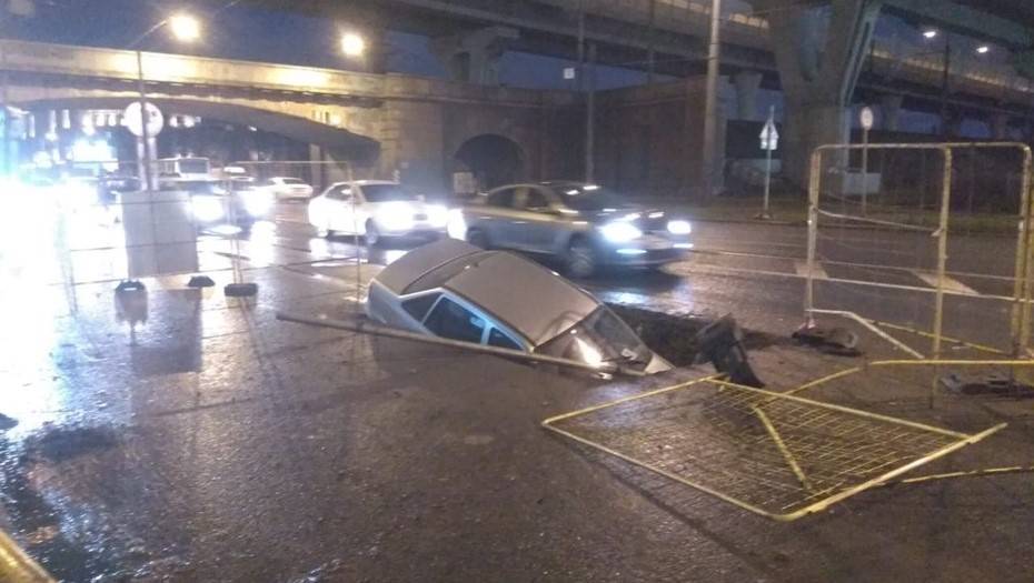 Автомобиль провалился в яму в Кировском районе Петербурга