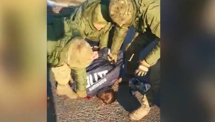 Опубликовано видео жесткого задержания полицейских в Приморье
