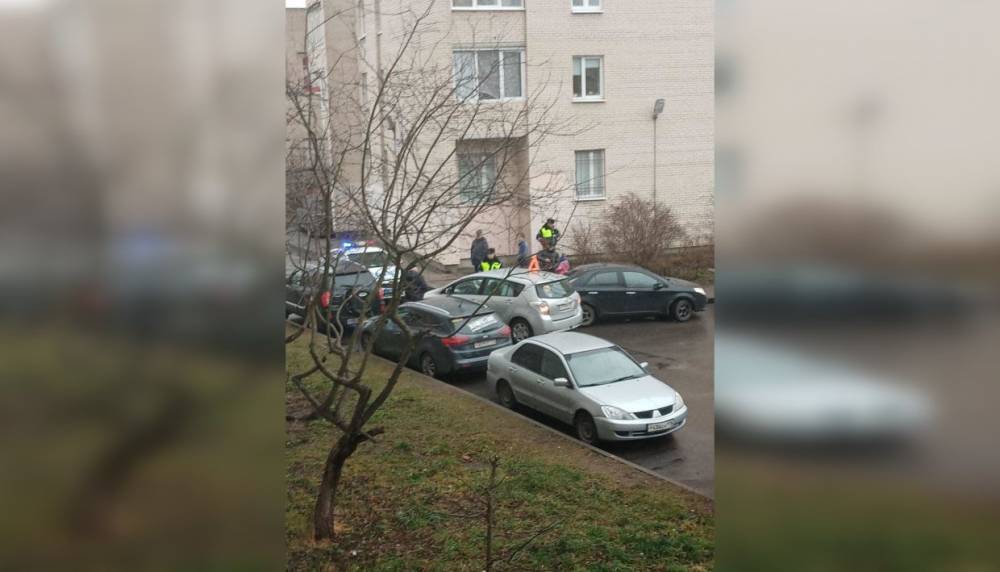 В Колпинском районе двое водителей не смогли поделить двор на Пролетарской улице