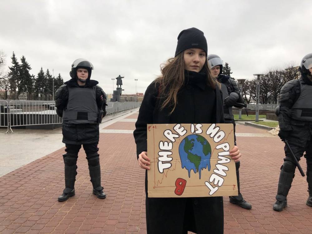 На климатический митинг активистов Fridays for Future пришли несколько десятков человек