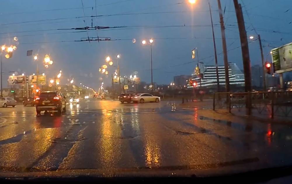 На перекрестке Петергофского шоссе и Доблести лихач снес автомобиль