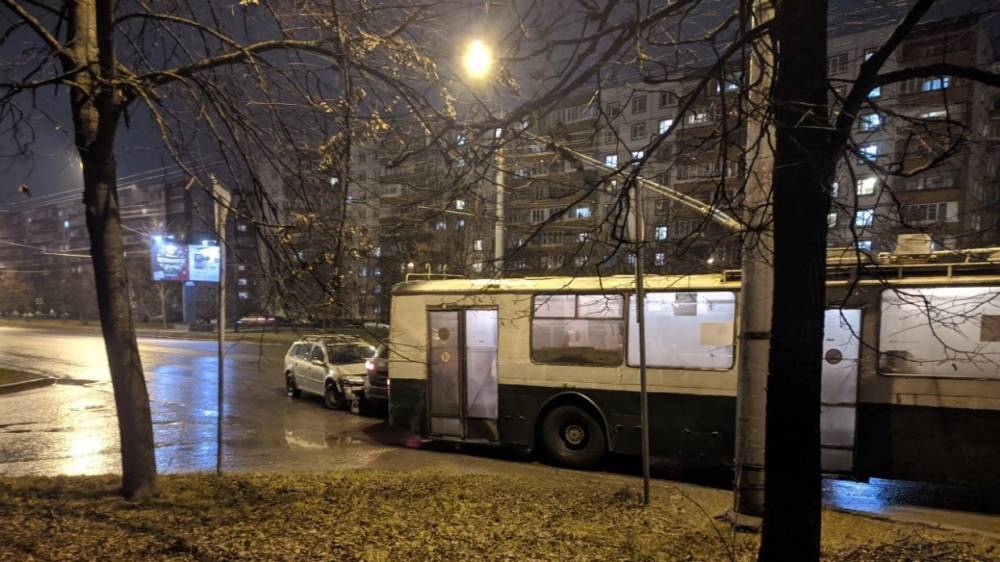 В Великом Новгороде столкнулись две легковушки и троллейбус