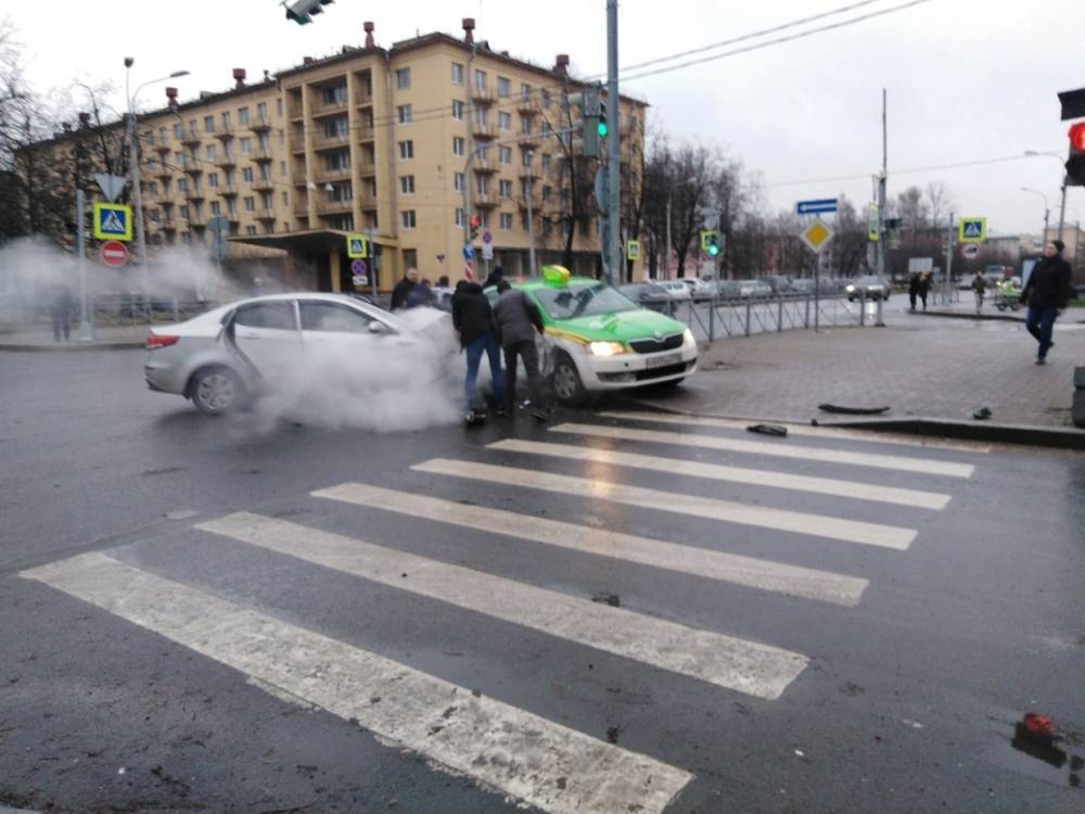 Водитель иномарки был госпитализирован после столкновения с «Таксовичкофф»
