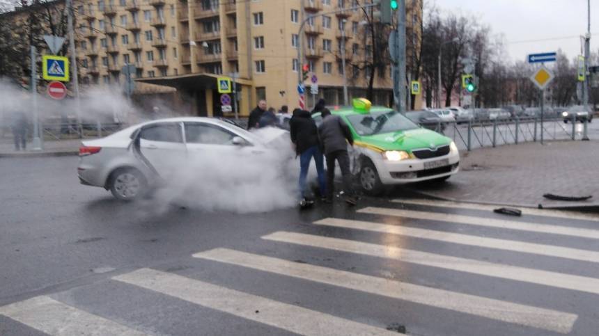Водитель на Kia впечатал такси в столб на юге Петербурга