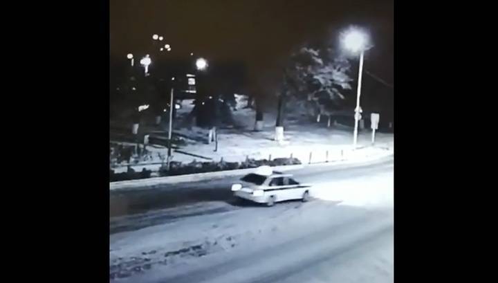Камера запечатлела инцидент в Ростовской области, где полицейский застрелил мужчину