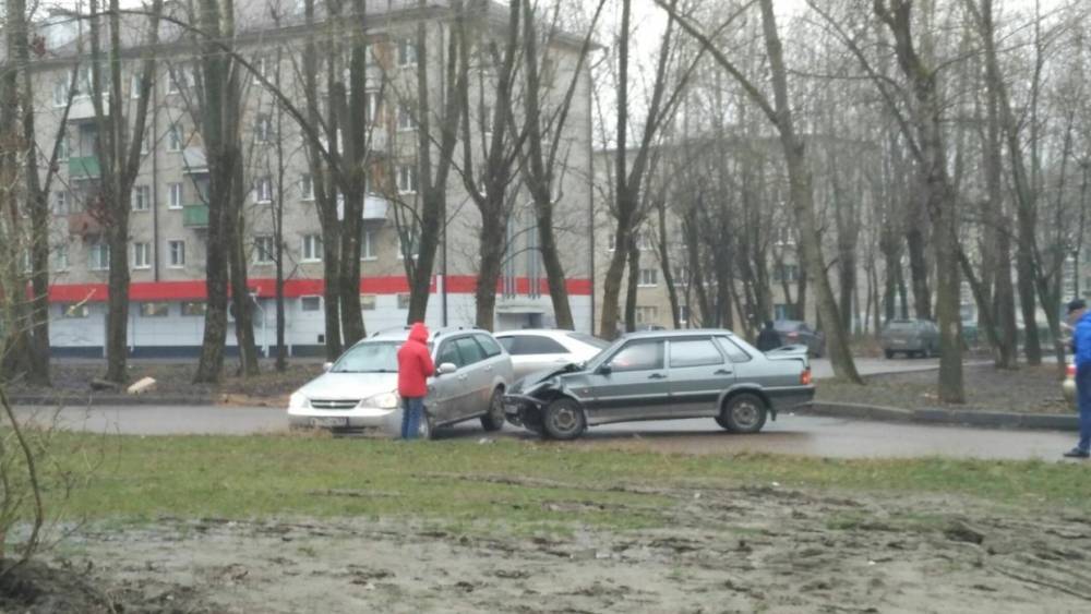 На улице Менделеева столкнувшиеся автомобили заблокировали проезд